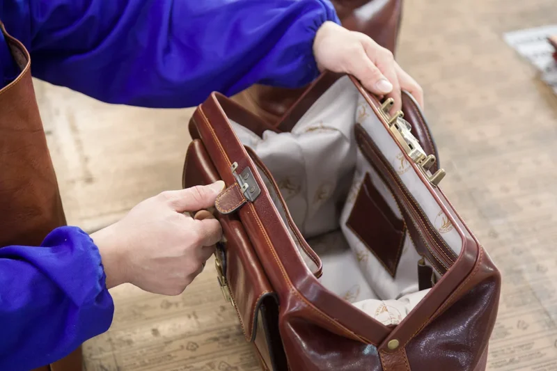 COLLECTION AND DELIVERY SERVICE FOR BAG RENEWAL