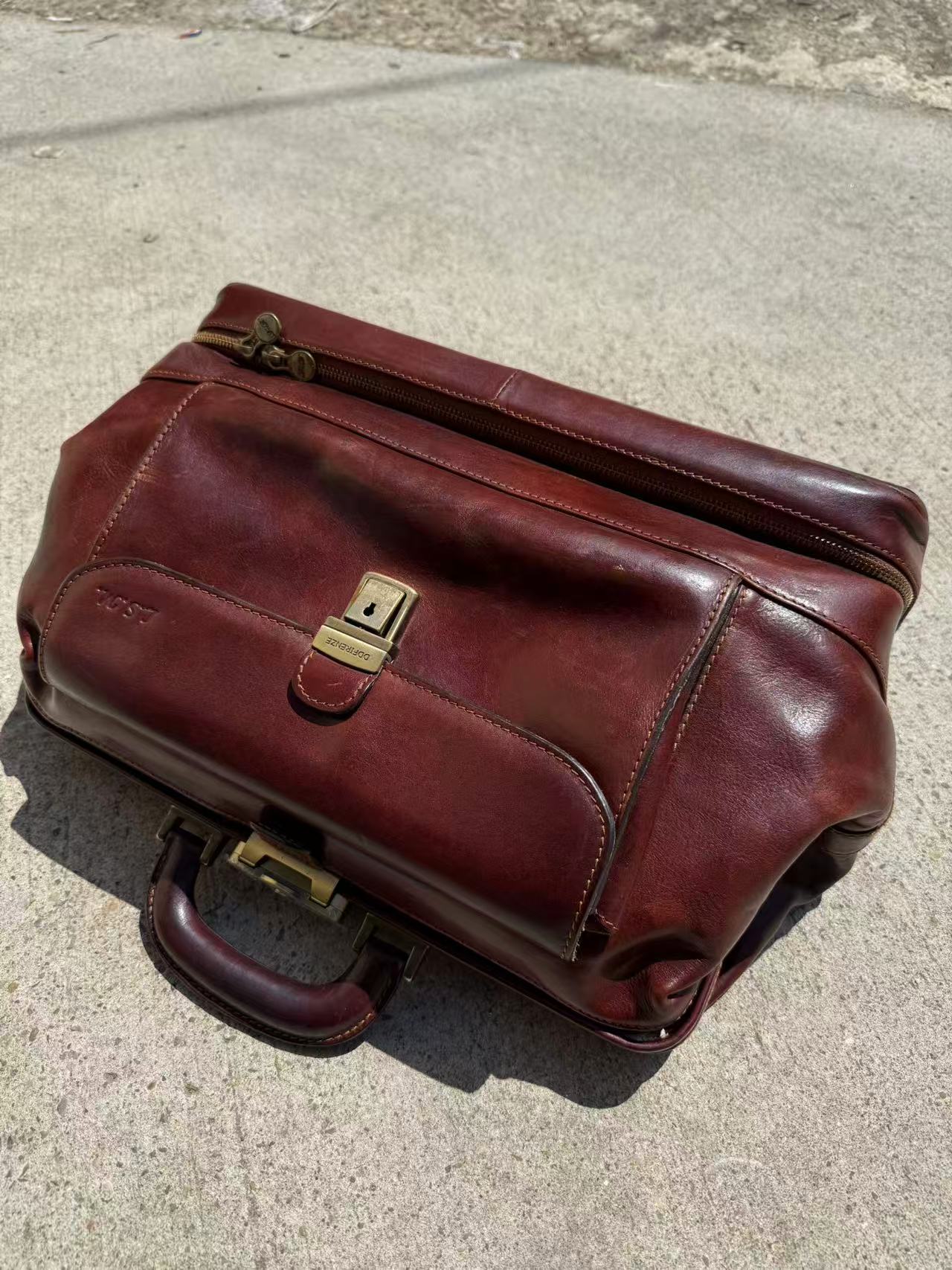 Restored leather doctor bag after 6 years, brass D&D Firenze lock